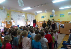 Dzieci śpiewają razem z panią Ulą