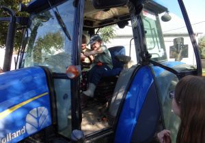 19 Oluś i Igusia w traktorze