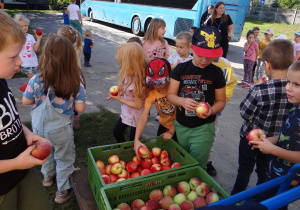 11 Dzieci częstują się jabłkami