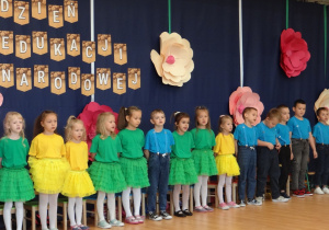14 Dzieci śpiewają piosenkę z życzeniami z okazji DEN