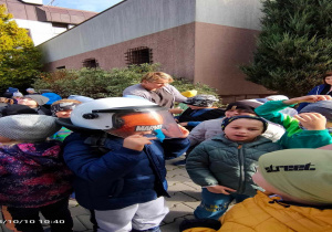 Dzieci przymierzają kask policyjny