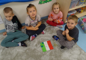 dzieci z flagą Włoch