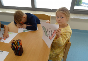 Dzieci kolorują literę W