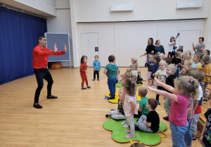 Dzieci naśladują ruchy tancerza