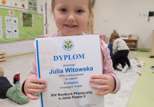 Julia z dyplomem za zajęcie drugiego miejsca w konkursie