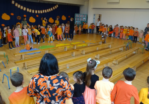 Dzieci stoją w kole i tańczą do piosenki