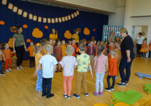 Dzieci śpiewają piosenkę o dyni