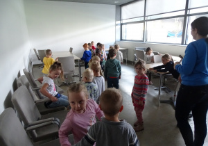Dzieci oglądają salę konferencyjną.
