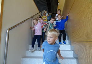 Dzieci schodzą po schodach.