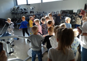 Dzieci zwiedzają siłownię.