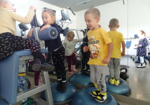 Dzieci zwiedzają siłownię.