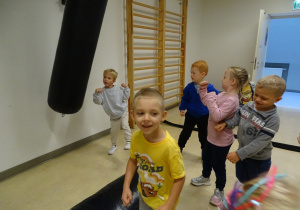 Dzieci zwiedzają salę fitness.