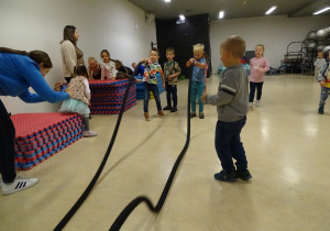 Dzieci zwiedzają salę fitness.