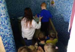 Dzieci zwiedzają saunę.