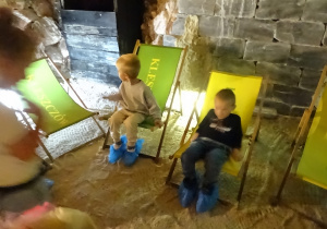 Dzieci zwiedzają grotę solną.
