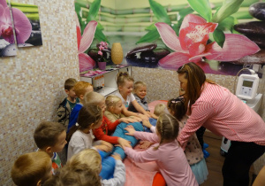 Dzieci zwiedzają gabinet masażu.
