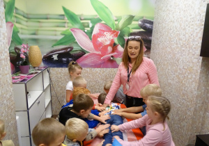 Dzieci zwiedzają gabinet masażu.