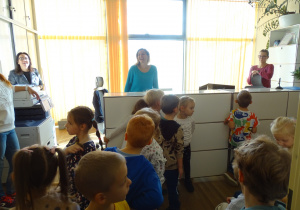 Dzieci stoją w pokoju działu marketingu.