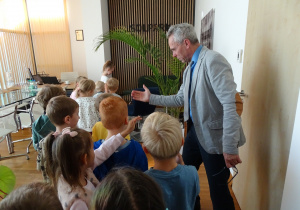 Dzieci witają się z prezesem Solparku.
