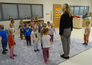 10 Dzieci z panią podczas słuchania hymnu stoją na baczność