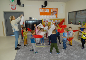 13 13 Dzieci tańczą do piosenki o Polsce