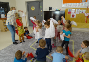 14 Dzieci tańczą z białymi chustkami