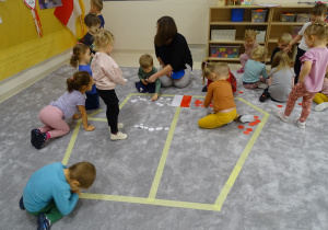 34 Dzieci układają kółka w konturze Polski