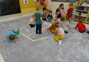 35 Dzieci układają białe i czerwone kształty w konturze Polski