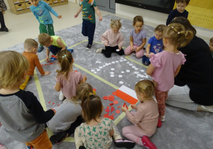 36 Dzieci tworzą biało - czerwony kontur Polski