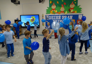 dzieci podnoszą balony do góry