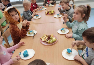 dzieci zjadają ciasto