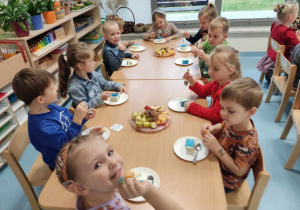 dzieci zjadają ciasto