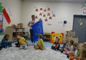 Pani pokazuje flagę Unii Europejskiej