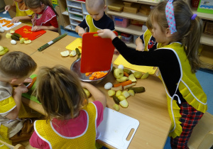 dzieci kroją warzywa