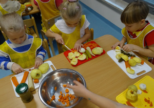 dzieci kroją warzywa
