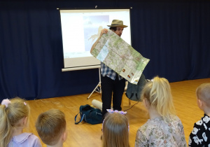 Paleontolog pokazuje mapę