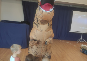 spotkanie dzieci z dinozaurem
