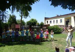 Dzieci grają na instrumentach