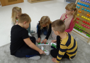 17 Dzieci układają puzzle ze strojami ludowymi