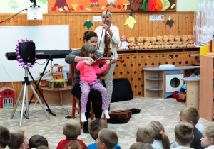 Dziewczynka uczy się grać na skrzypcach