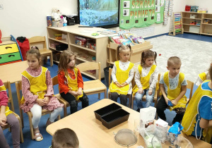 Nauczyciel opowada dzieciom jak powstaje ekologiczny chleb.