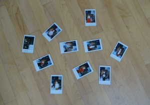 Wywołane zdjęcia leżą na podłodze.