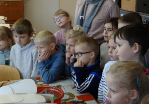 10 Dzieci patrzą i słuchają jak maja wykonać swoje bombki