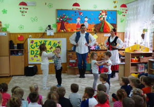 Dzieci uczą się tańca ludowego