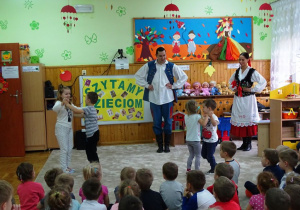 Dzieci tanczą na scenie
