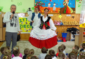 Tancerka prezentuje dzieciom swój strój