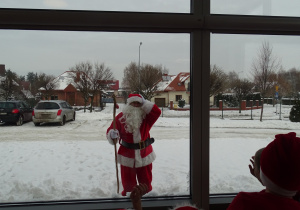 Mikołaj stoi za oknem