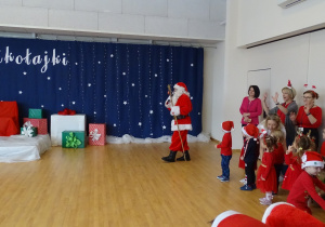 Mikołaj wchodzi do sali