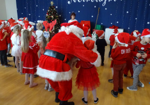 Mikołaj tańczy z dziećmi