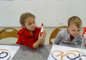 dzieci modelują z modeliny figurkę Mikołaja